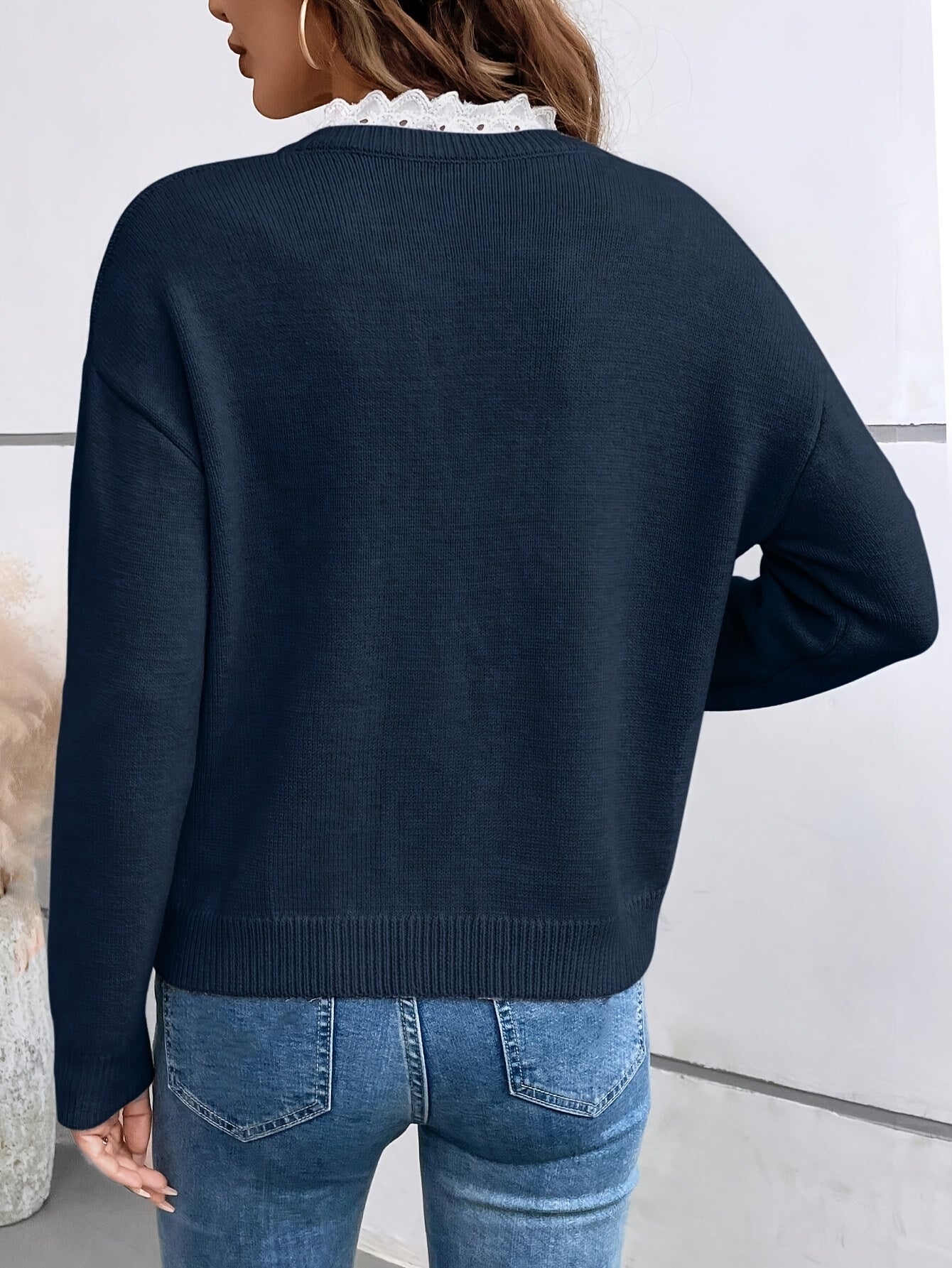 Amélie | Pull à col en V bordé de dentelle